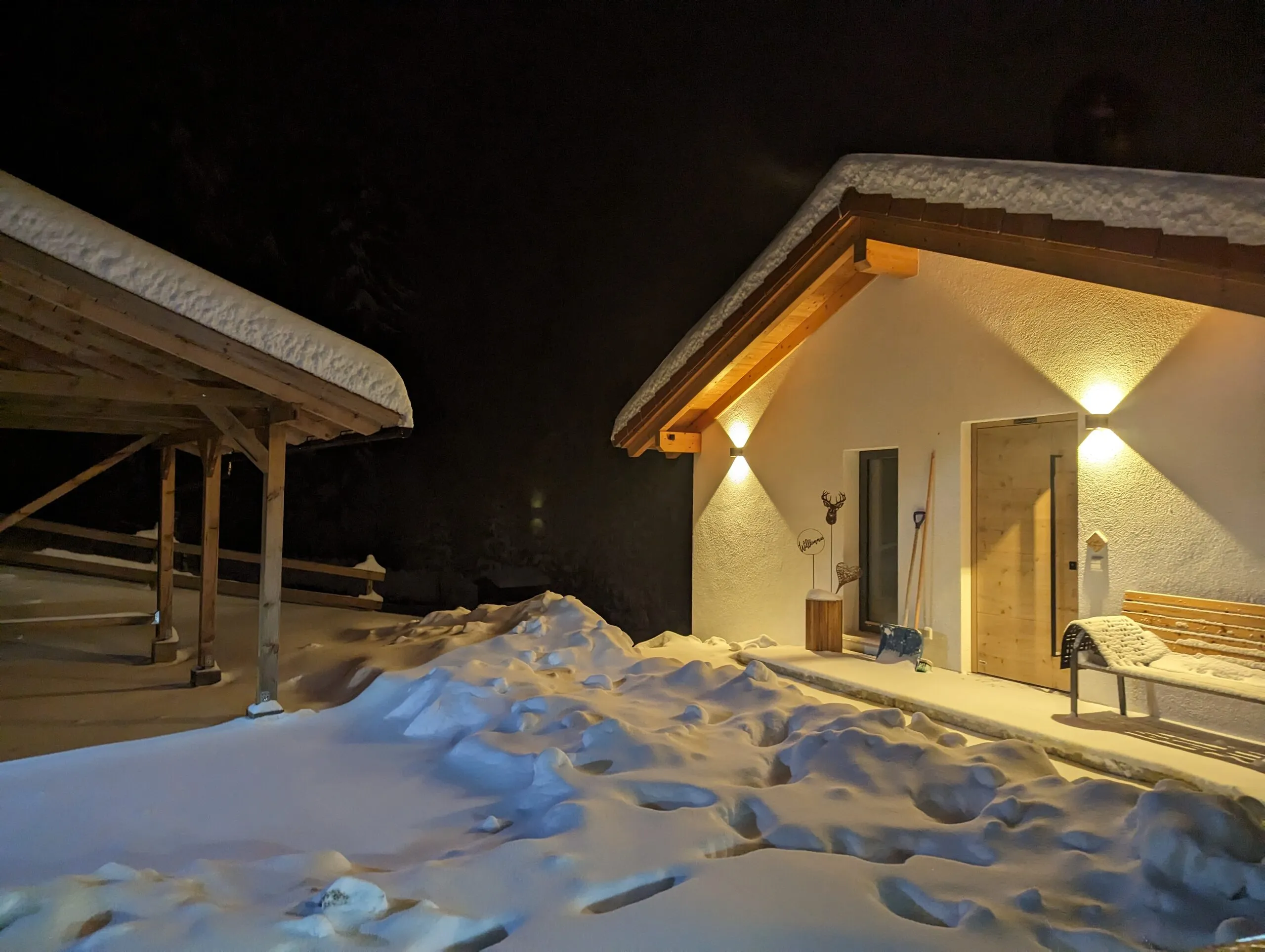 Chalet Zeitlos bei Nacht im Schnee
