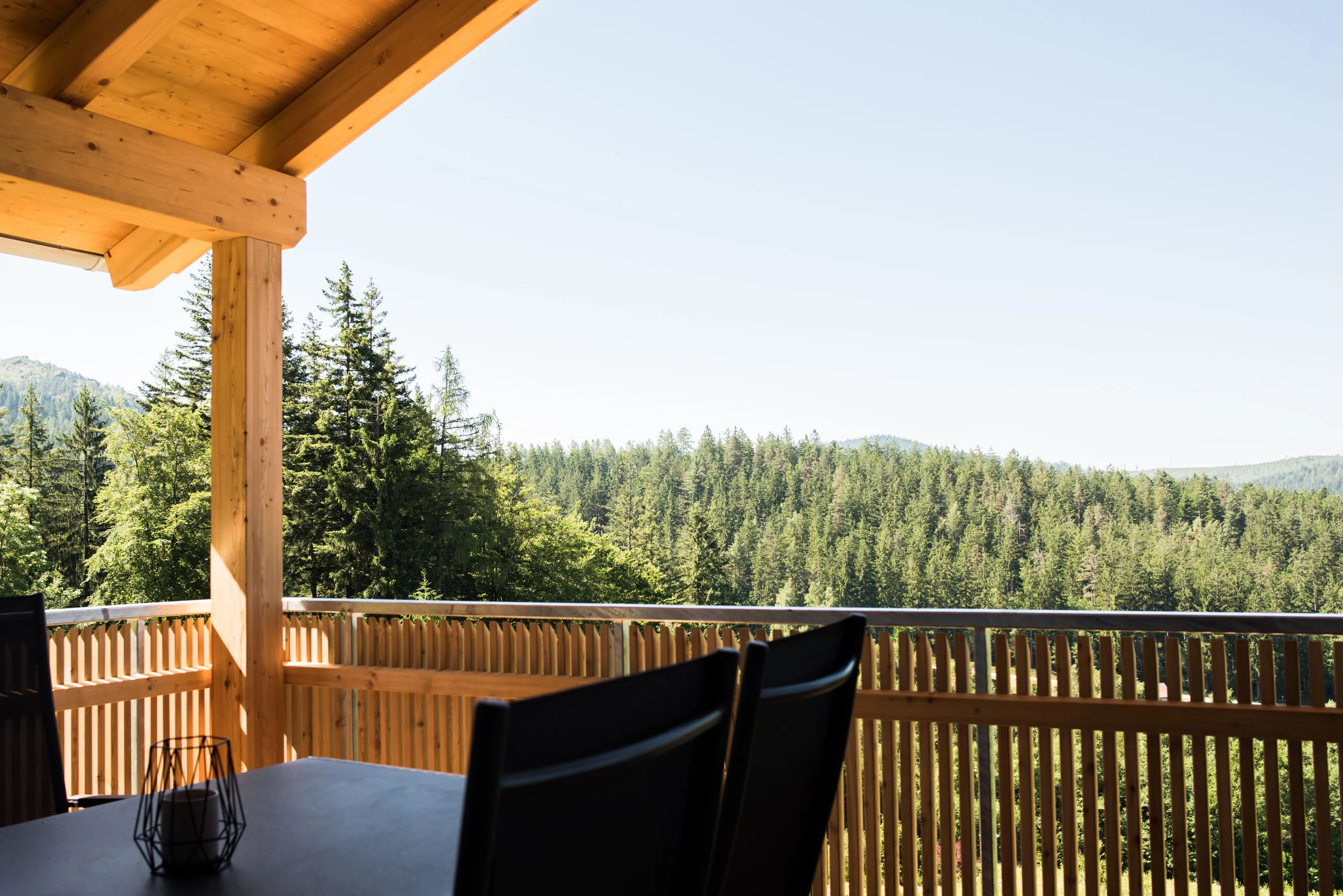 Terrasse des Chalet Zeitlos mit Blick über den Bayerischen Wald