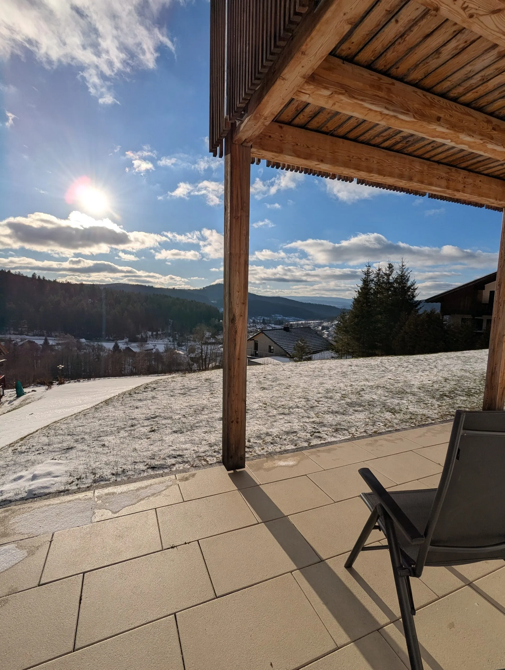 Verschneite Terrasse mit Blick über das Dorf