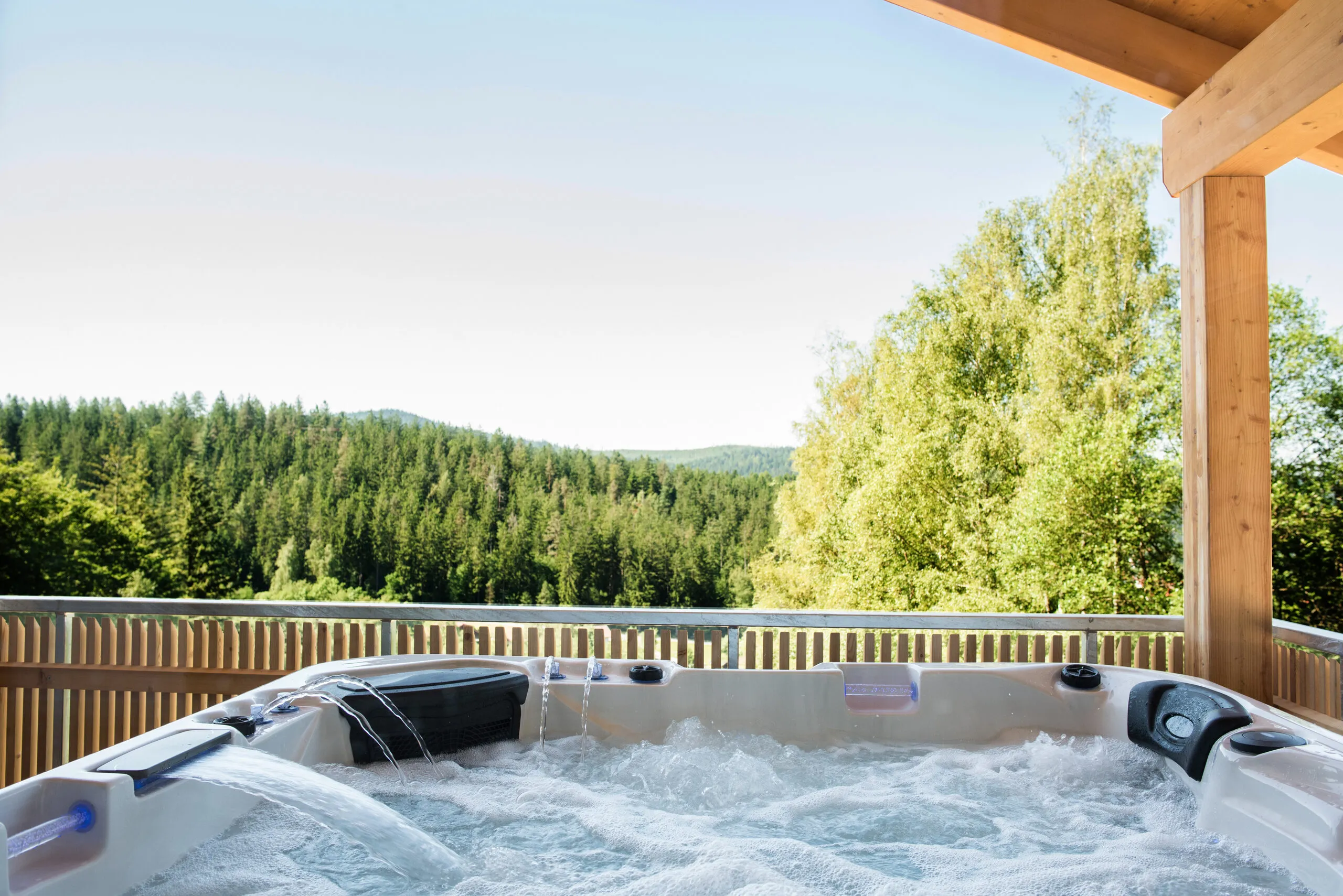 Beheizter Whirlpool mit Panoramablick über die Wälder