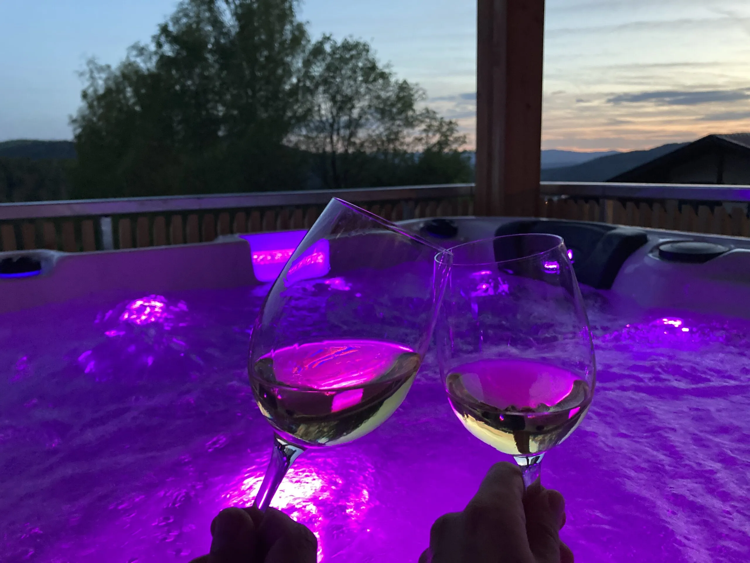 Beheizter Whirlpool auf der Terrasse bei Abendstimmung