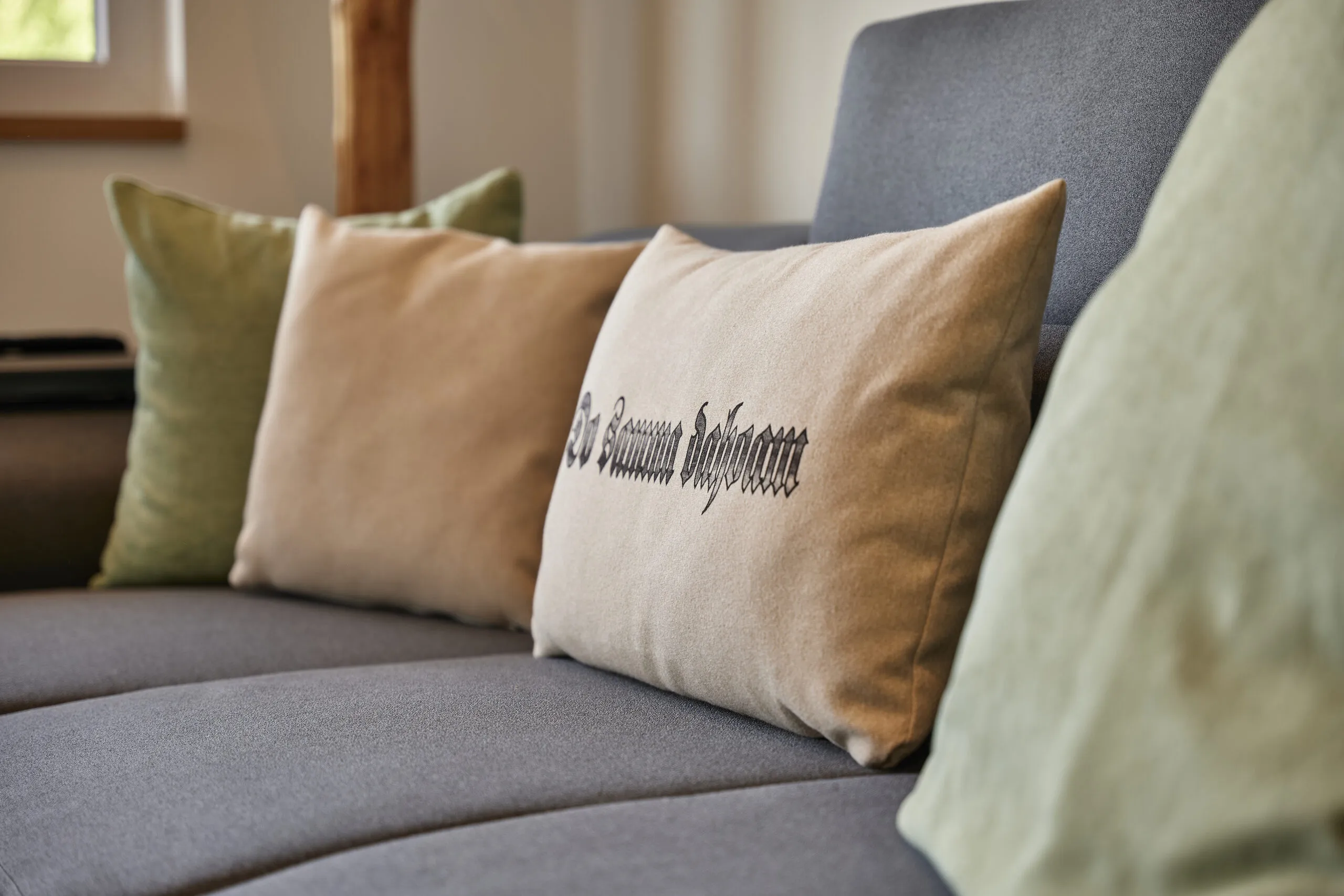 Gemütliche Sofaecke mit Kissen